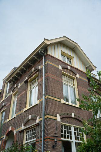 Het monumentale pand van Nelleke de Boer. Een huis uit 1908 in Villapark Overbeek in Velp. 