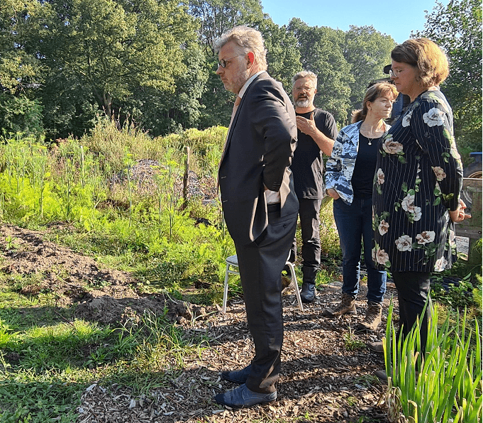 Mensen kijken naar natuurterrein