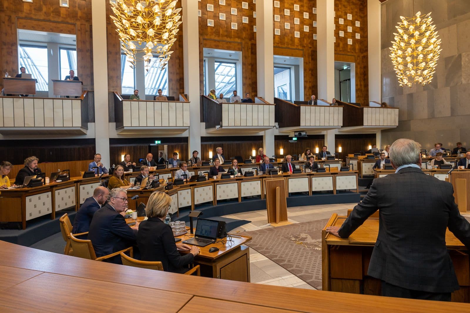 Statenzaal met provinciale statenleden