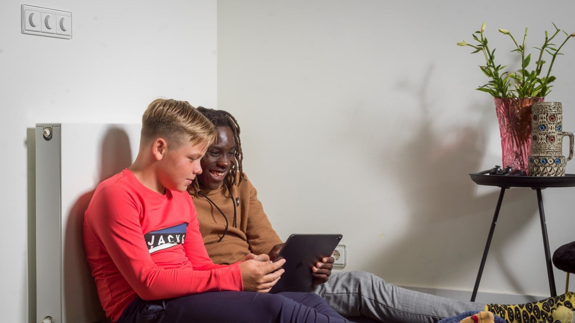 2 kinderen met een tablet