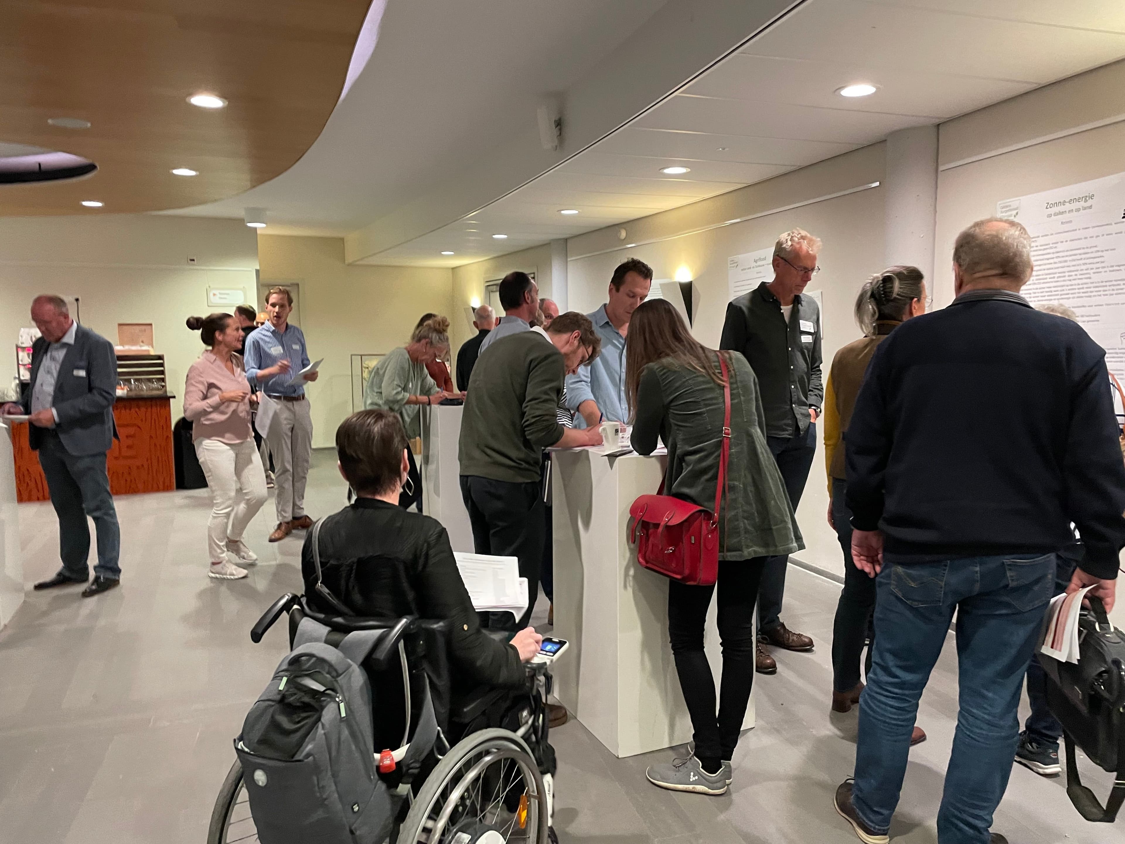 Deelnemers aan het burgerforum dag 1 vullen samen formulieren in