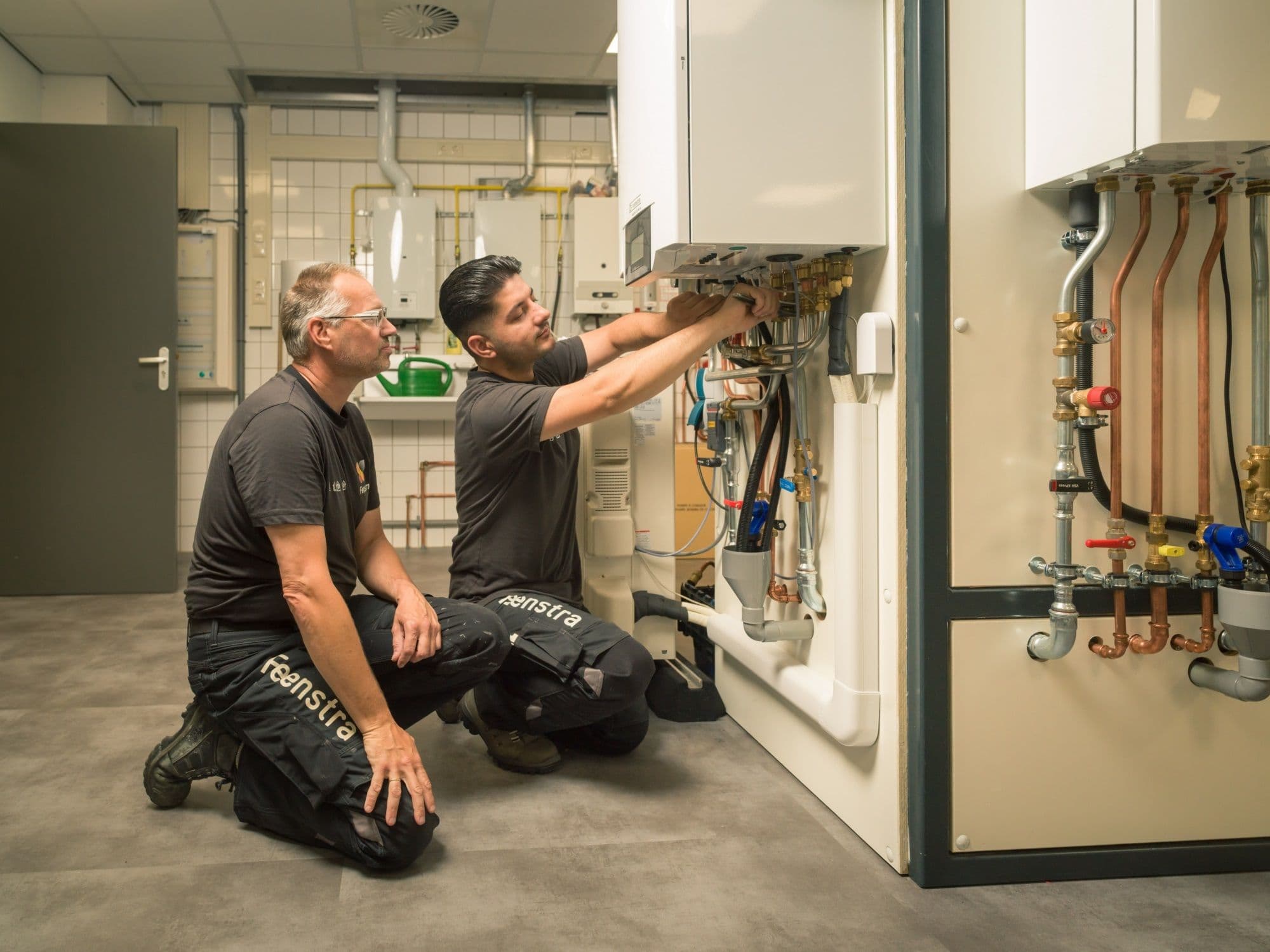 2 mannen werken aan een CV-ketel