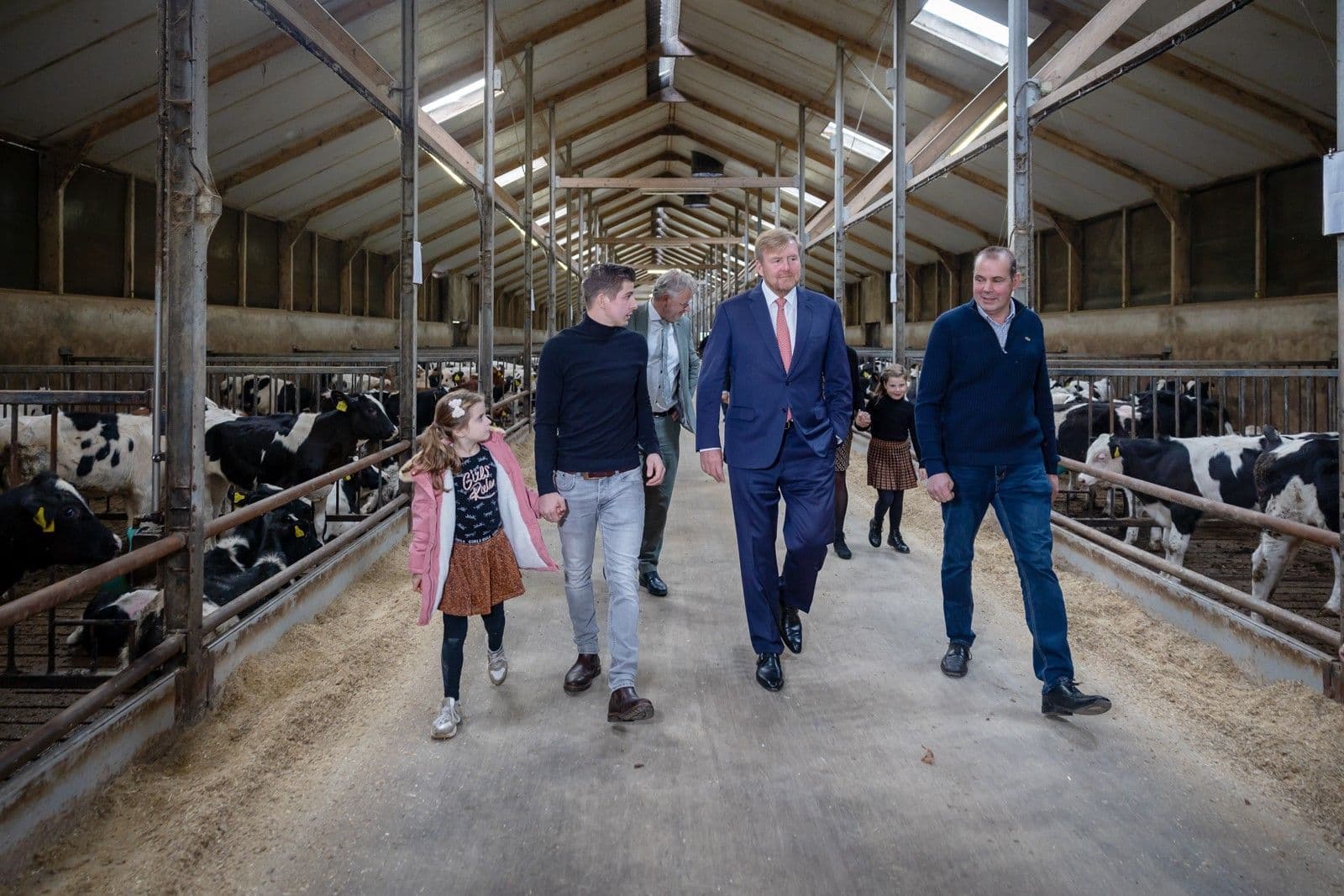 Koning Willem-Alexander in de schuur met een boerengezin