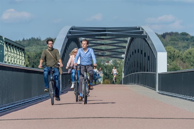 Fietsers op MaasWaalpad op de brug