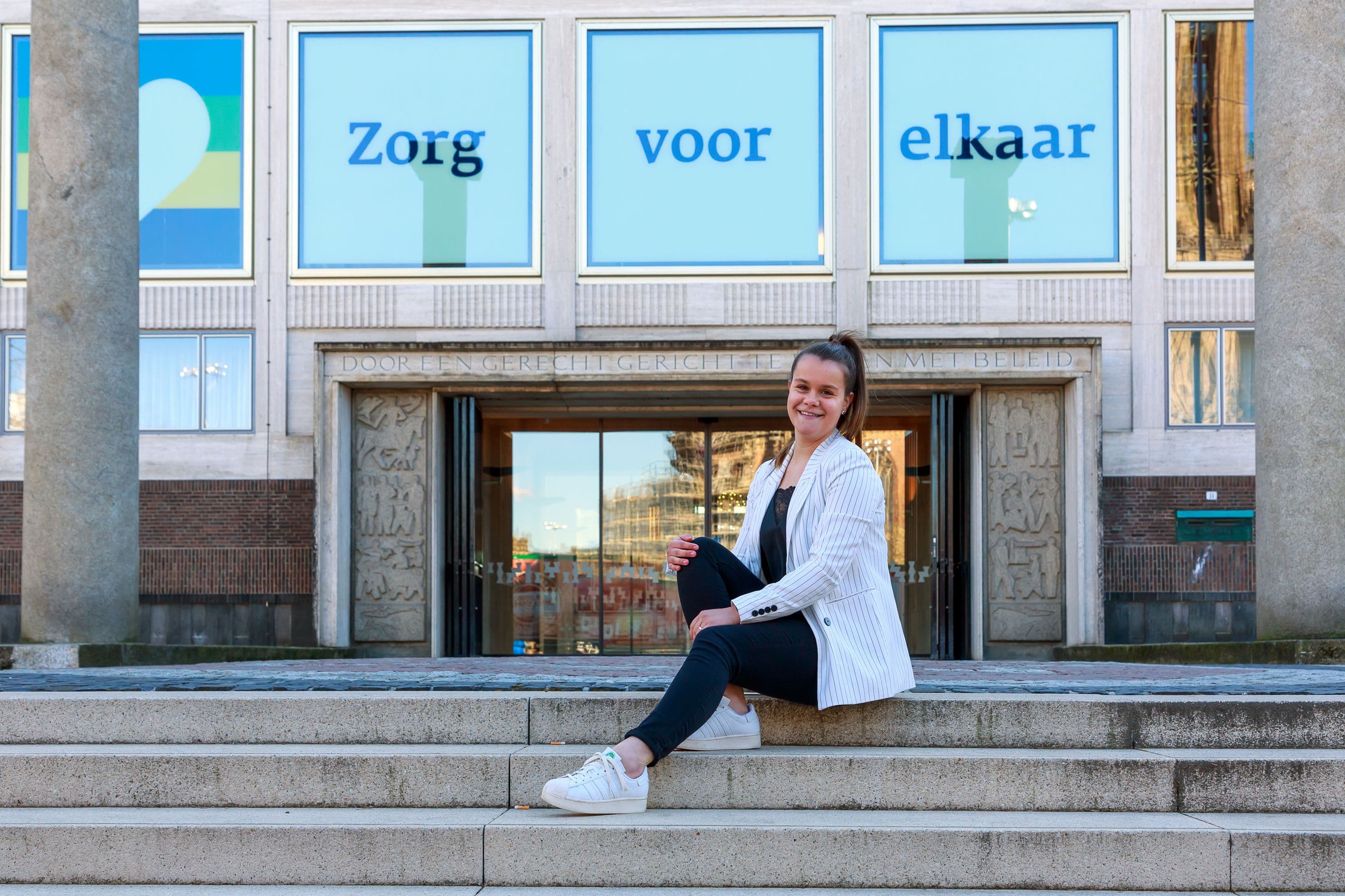 Nienke Stammes voor de ingang van HdP