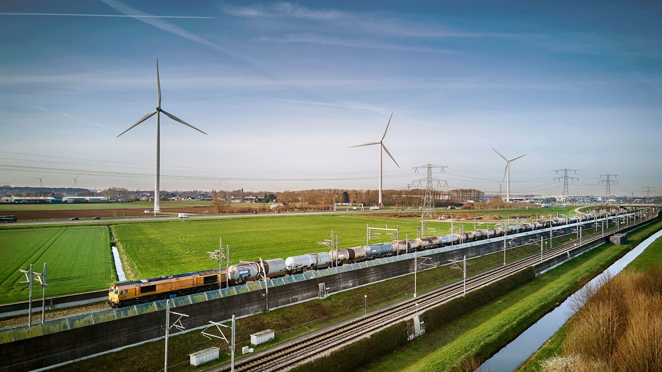 Treinrails voor een weiland met windmolens
