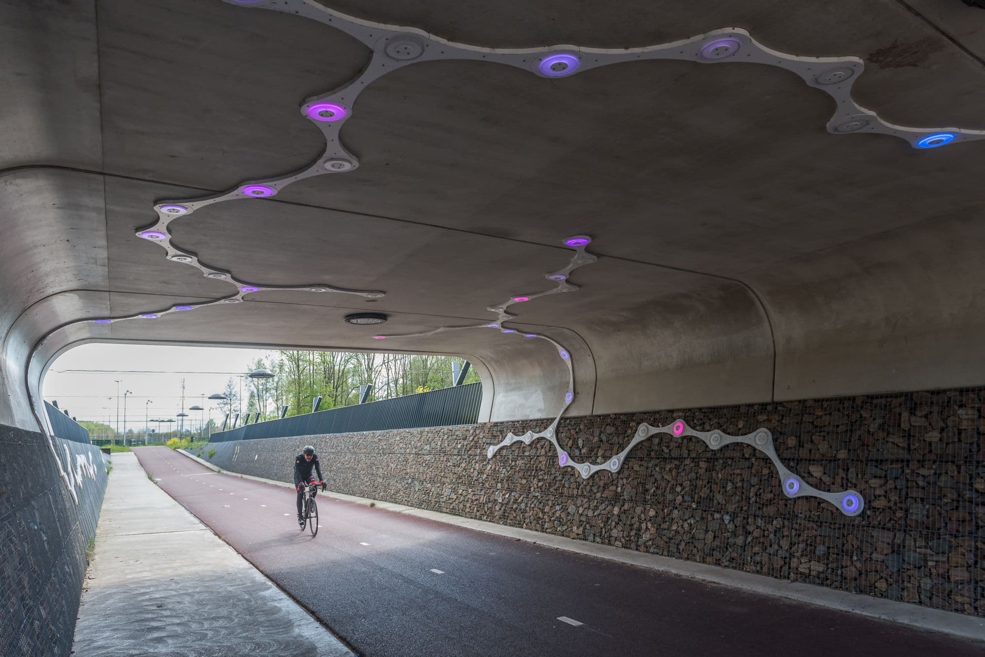man op racefiets door tunnel