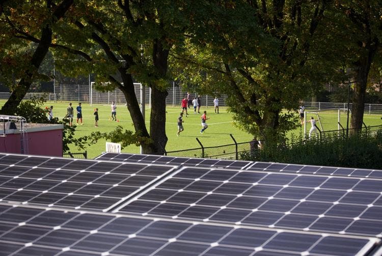 Zonnepanelen op dak van sportcentrum