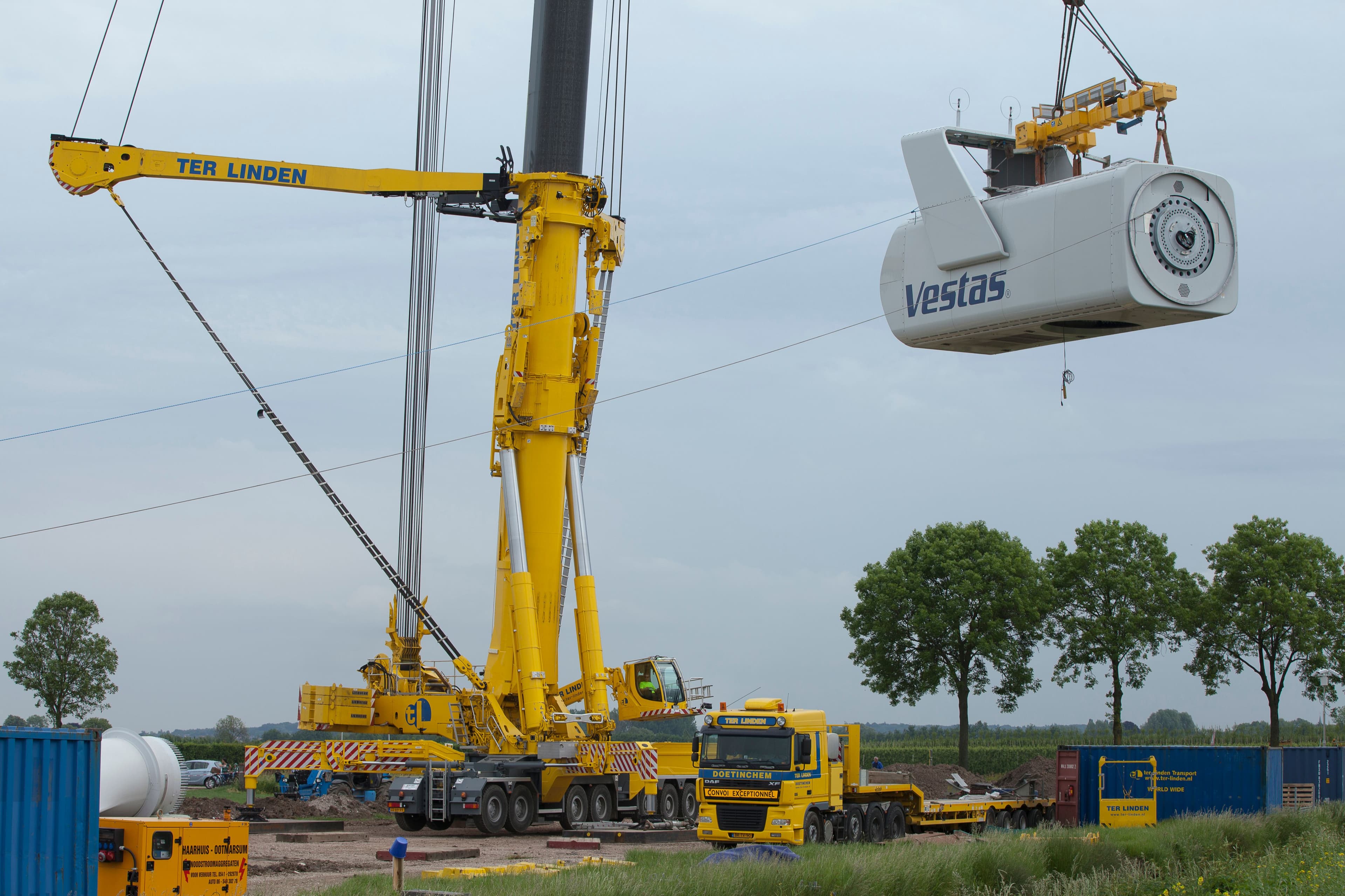 hijskraan die een windturbine optilt