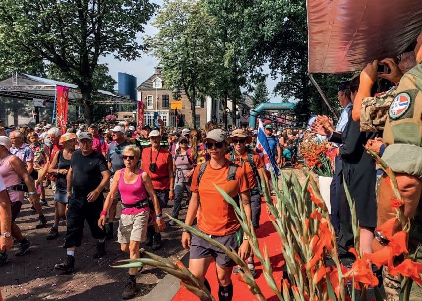 Groep wandelaars in centrum van Wijchen