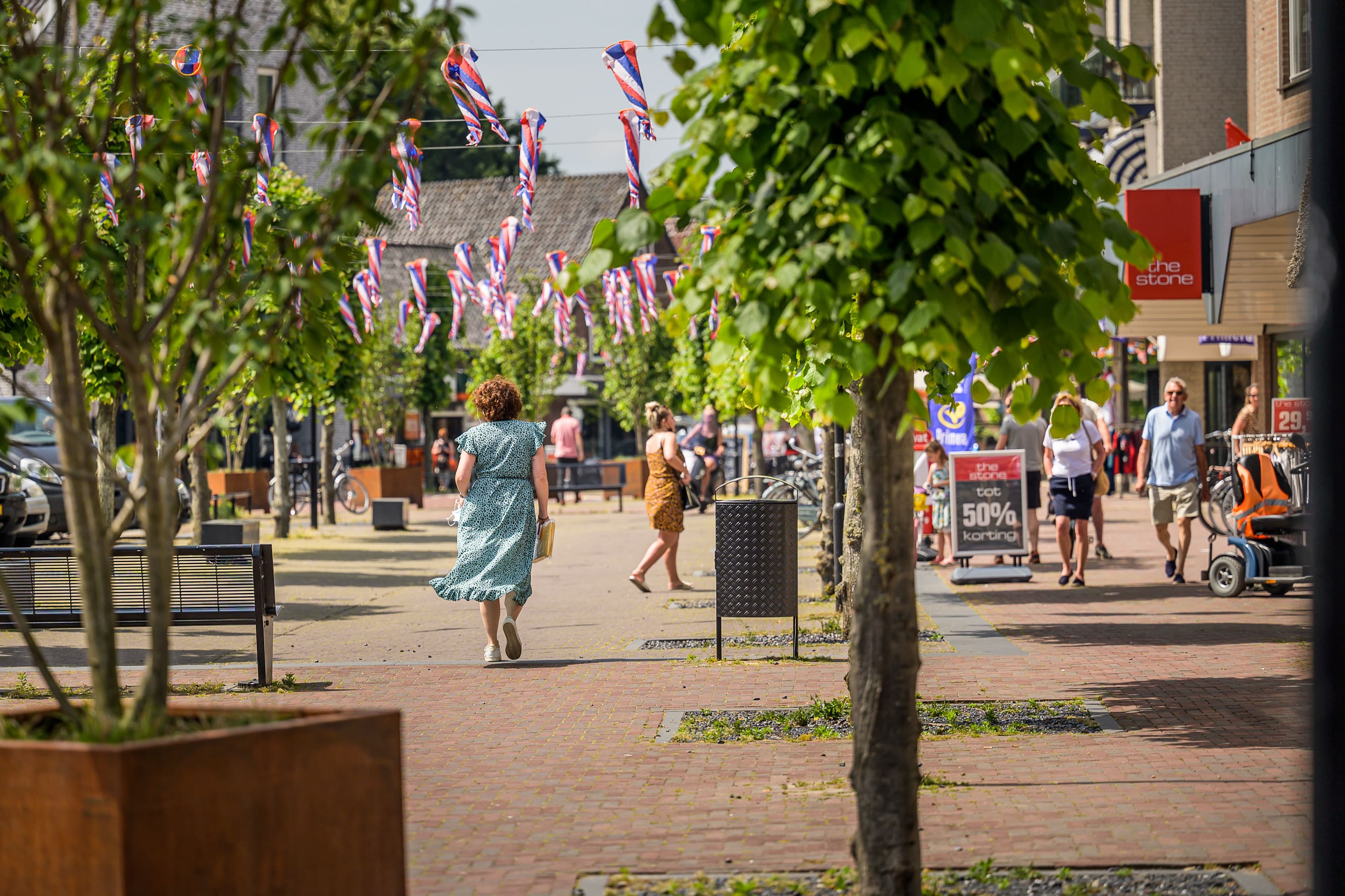 Winkelend publiek Ramblas.John van Gelder naam vermelden.jpg
