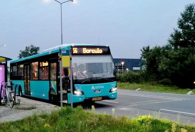 Buslijn 56 naar Borculo bij een bushalte