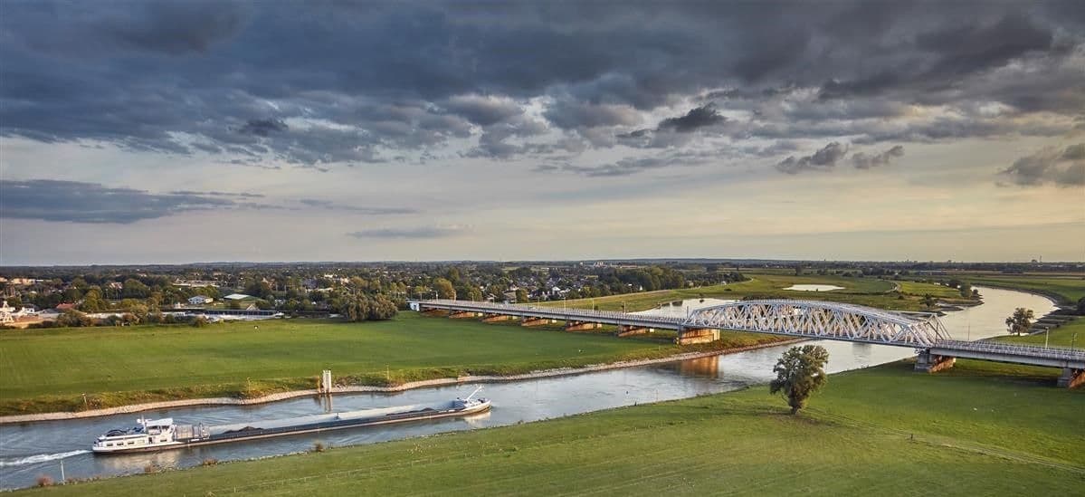 Een luchtfoto van de plek waar het Rivierklimaatpark komt
