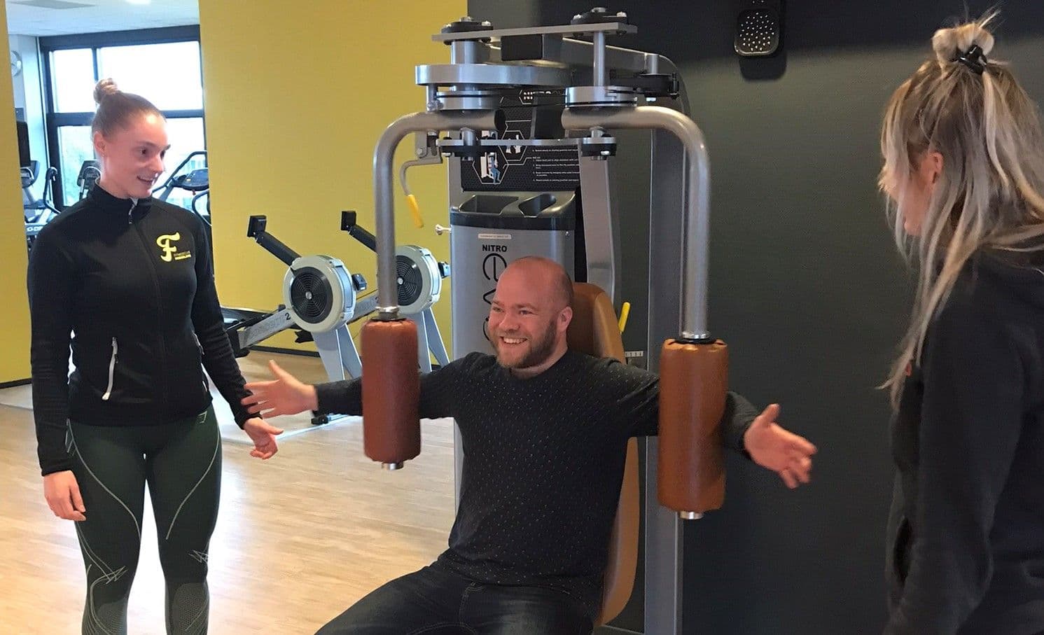 Peter Kerris op een sportschoolapparaat