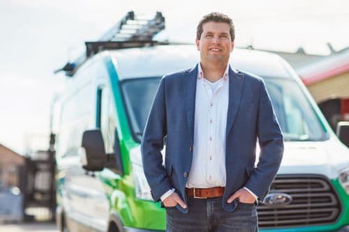 Christiaan Zweers voor een busje