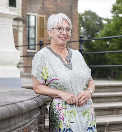 Dolly Verhoeven leunend