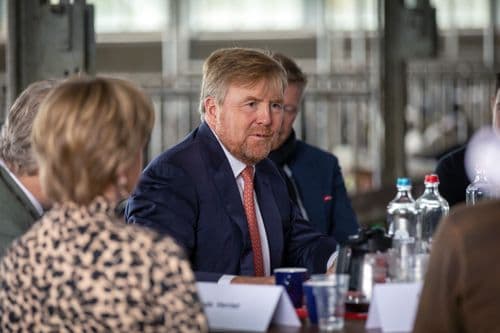 Koning Willem-Alexander in gesprek met vertenwoordigers uit het veld