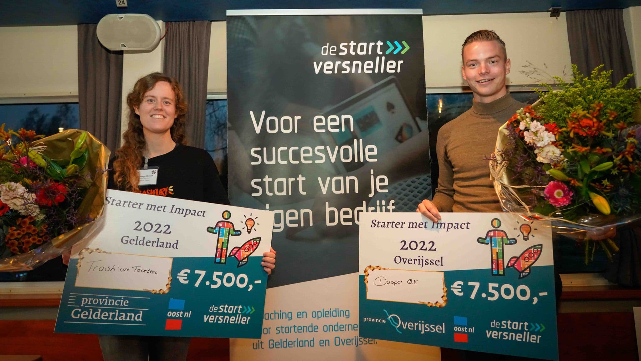 de twee winnaars met hun cheques