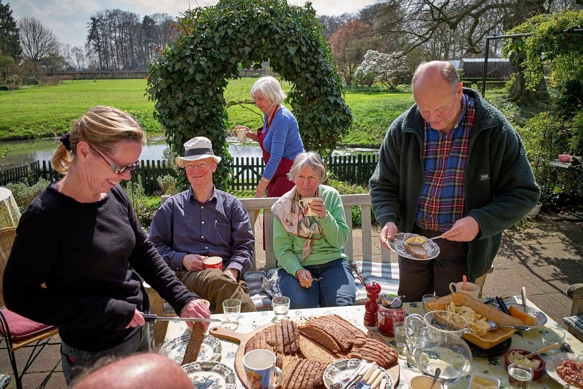 Mensen die buiten aan tafel eten